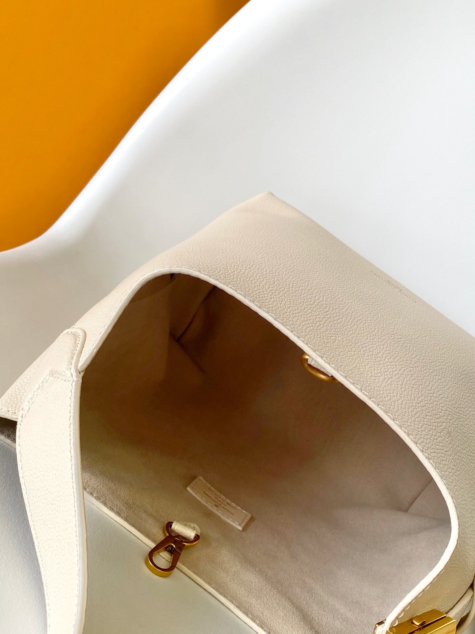 LV 25S LOW KEY HOBO BAG 28 CM IN CREAM WHITE CALFSKIN