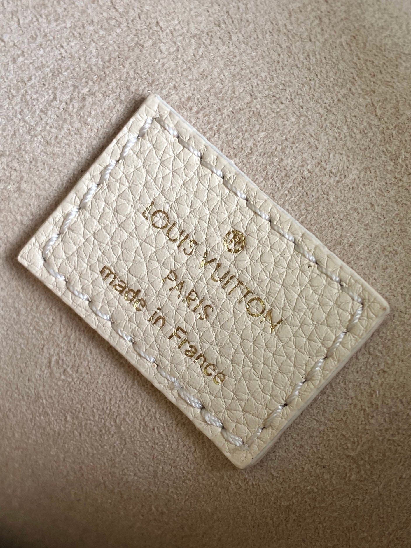LV 25S LOW KEY HOBO BAG 28 CM IN CREAM WHITE CALFSKIN