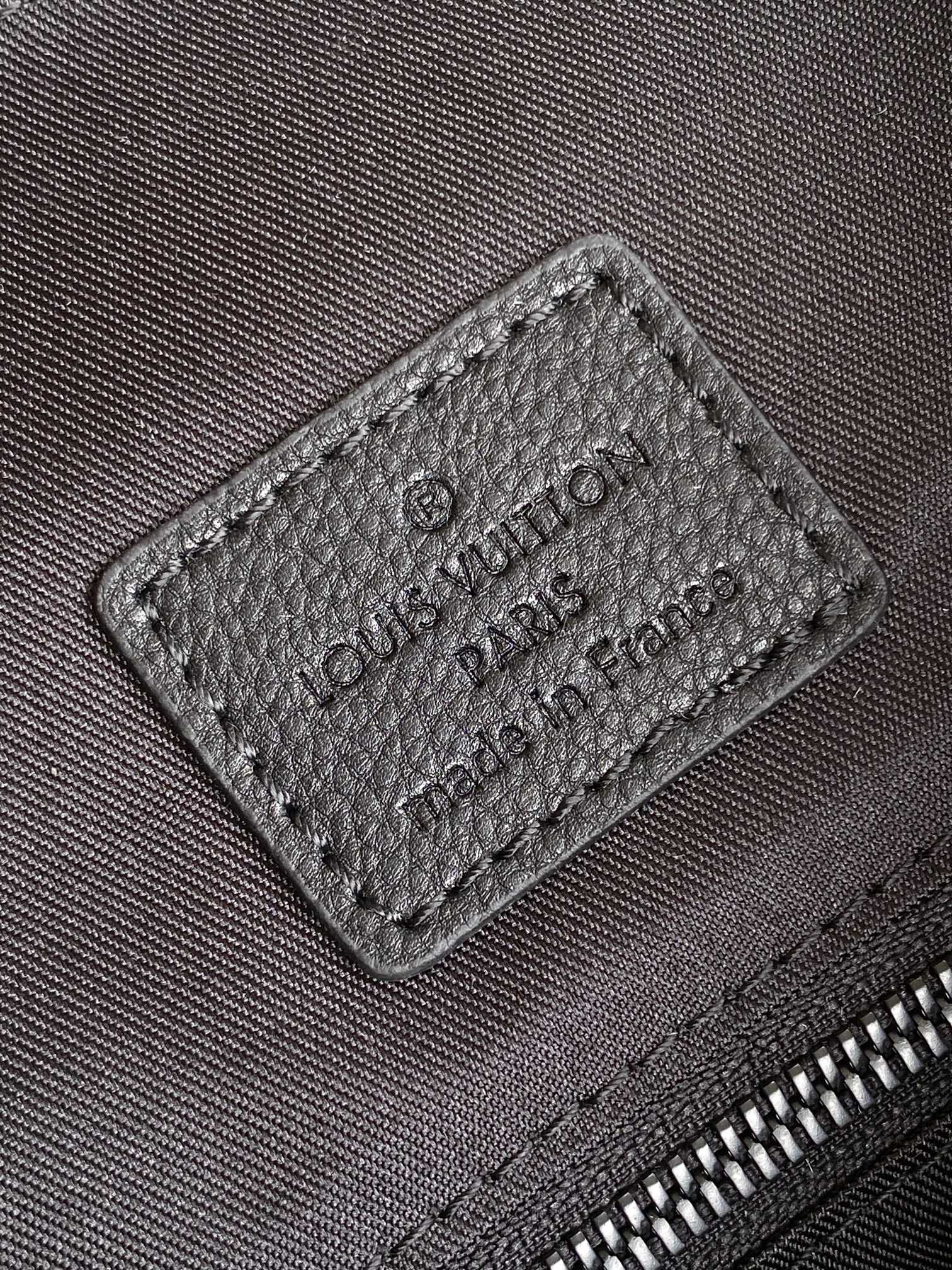 LV 25S CHRISTOPHER BACKPACK 47 IN DAMOFLAGE BLACK CALFSKIN