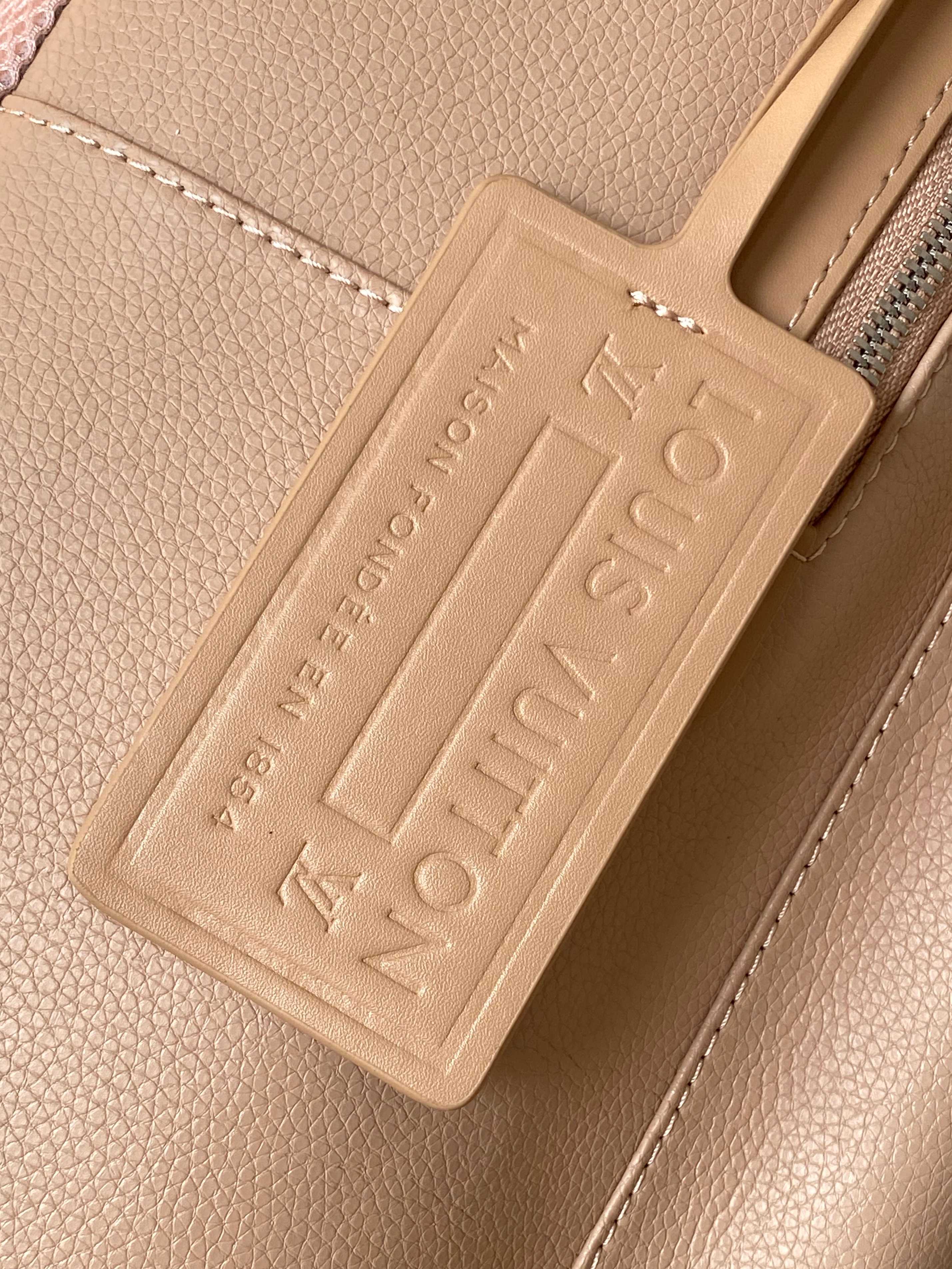 LV 25S TAKEOFF BACKPACK 43 IN BEIGE CALFSKIN