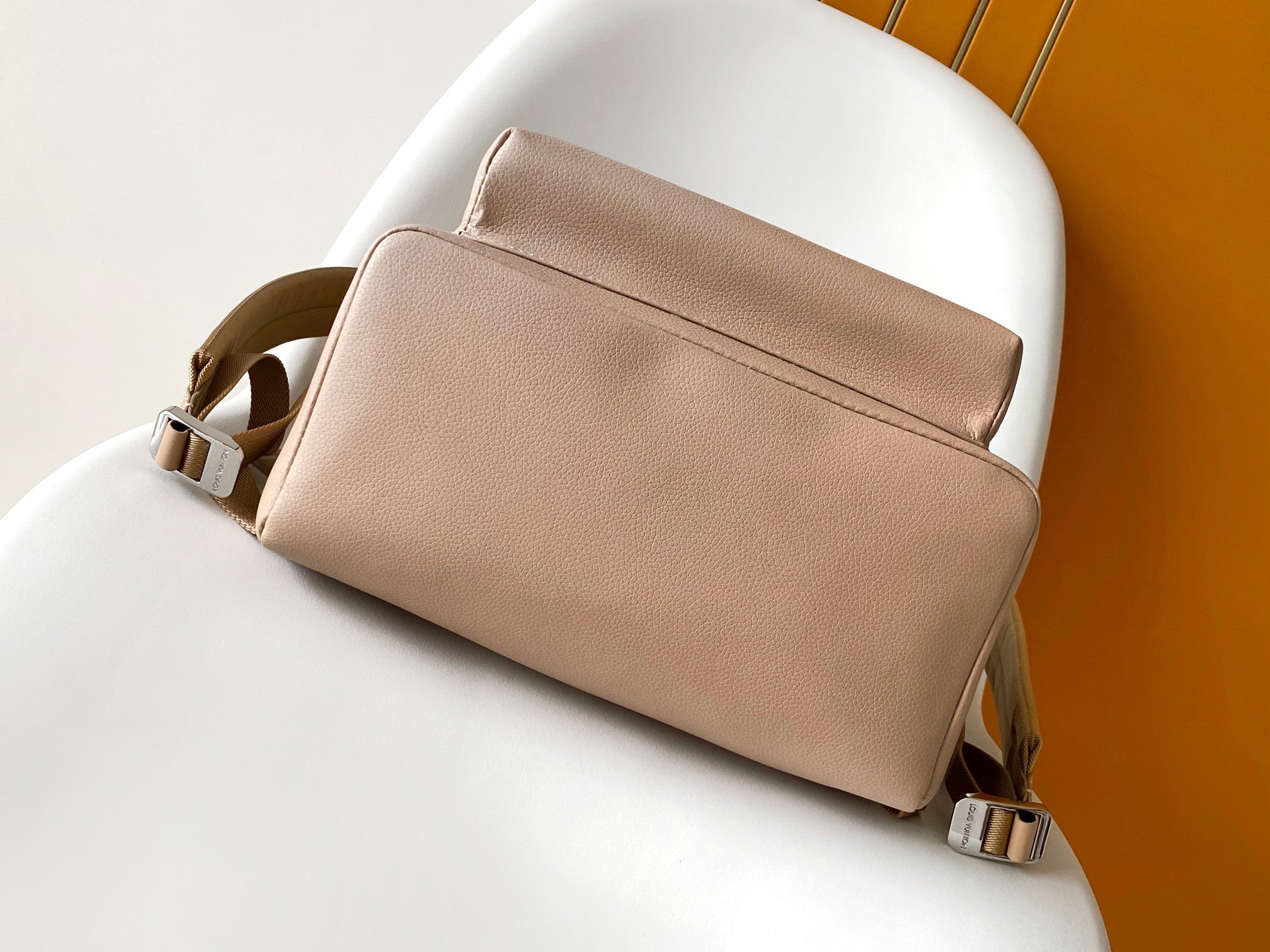 LV 25S TAKEOFF BACKPACK 43 IN BEIGE CALFSKIN