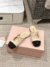 FLAT MULE IN BISQUE BEIGE MIX BLACK PATENT CALFSKIN