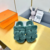 CHYPRE SANDAL IN FOREST GREEN SHEARLING