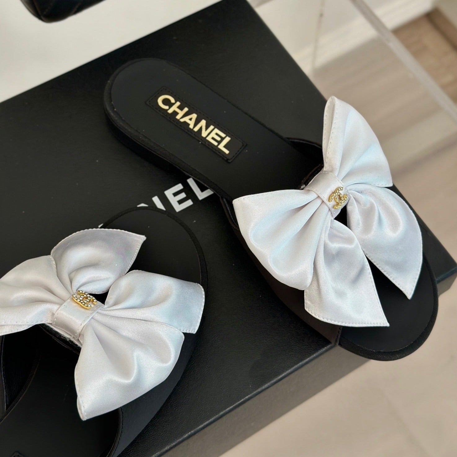 Double CC big bow flat sandals Sheepskin White Black