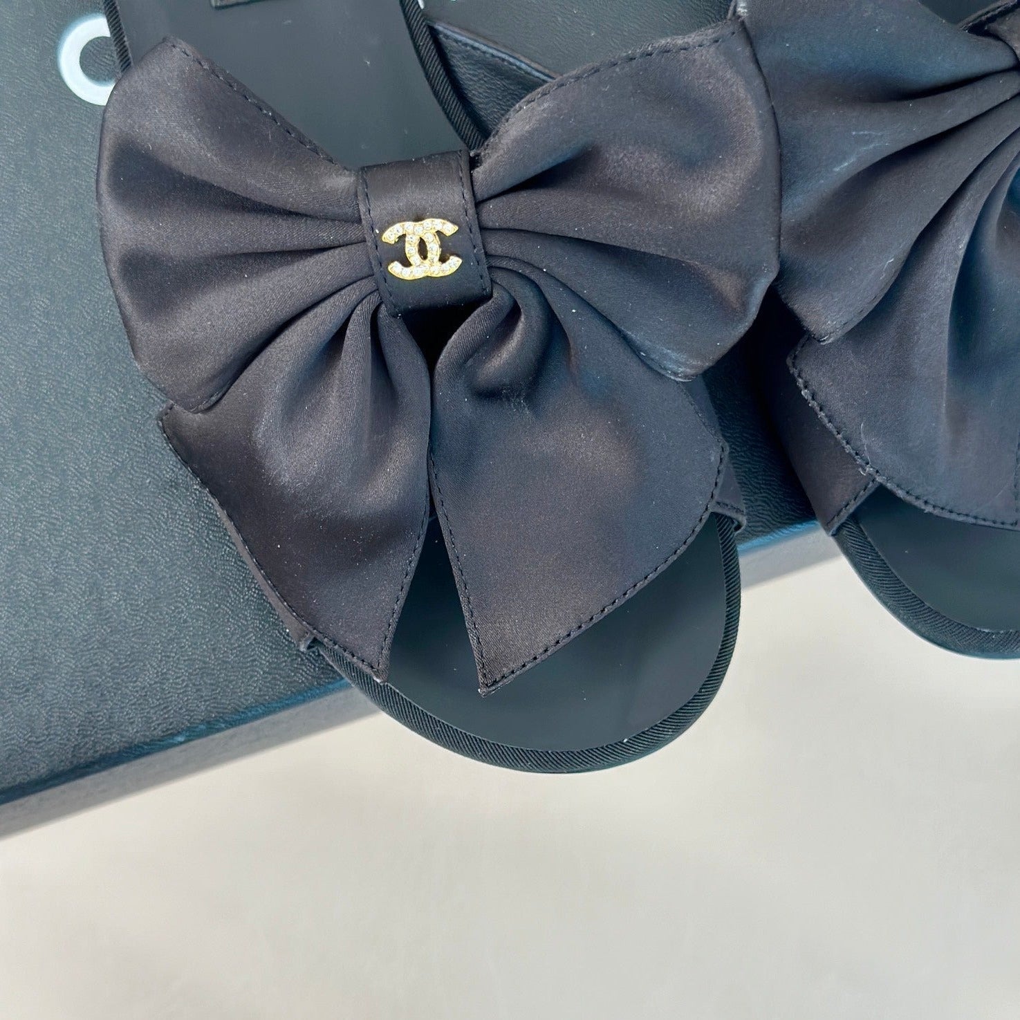 Double CC big bow flat sandals Sheepskin Black