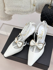 CHAIN BOW HIGH HEEL 8 CM SLINGBACKS IN WHITE SUEDE