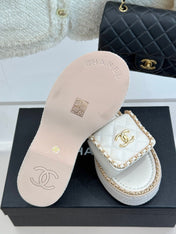 THICK-SOLED CHAIN HEART SLIPPER IN WHITE LAMBSKIN