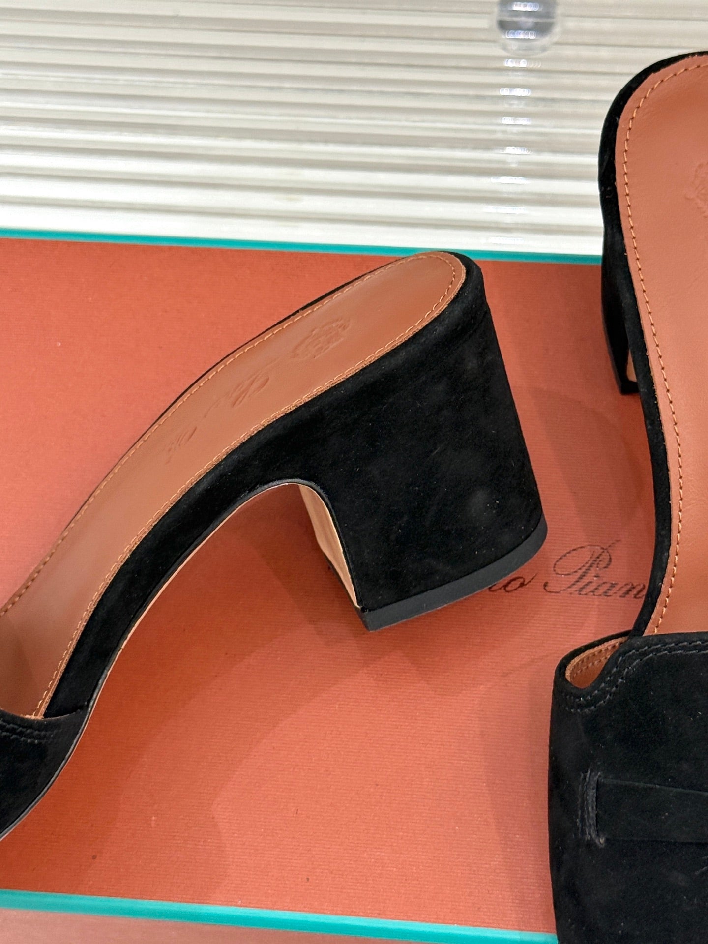 HIGH HEELS IN BLACK SUEDE AND LAMBSKIN