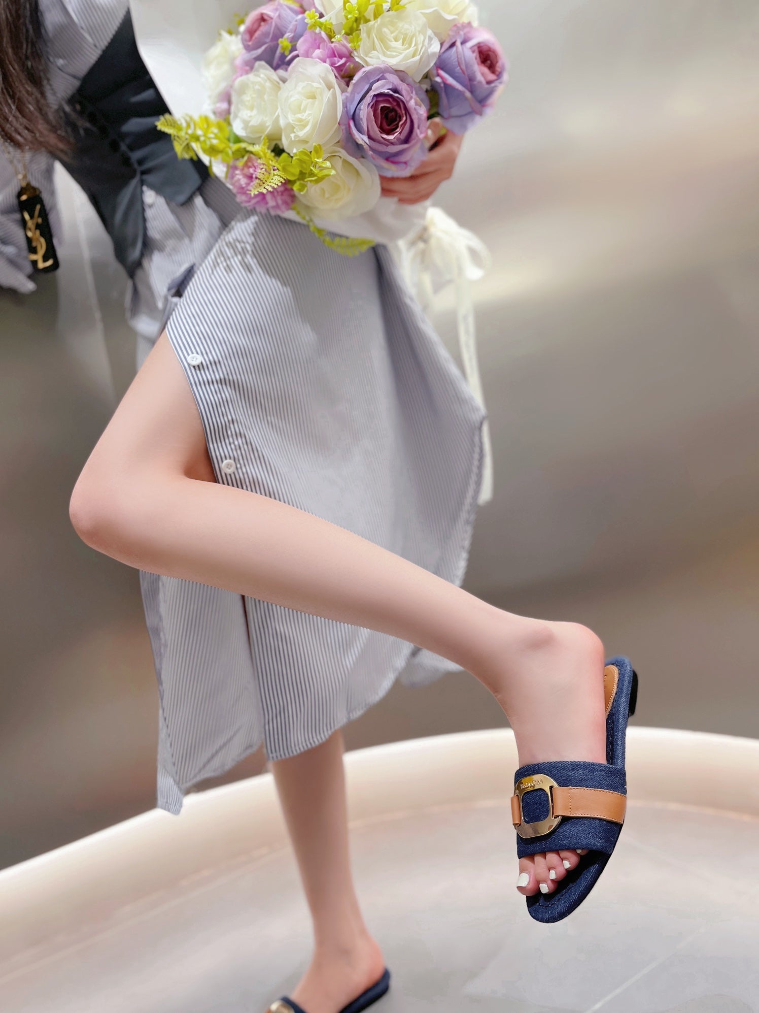 CHLOÉ SLIDE MULE IN NAVY BLUE DENIM AND BROWN CALFSKIN GOLD HARDWARE