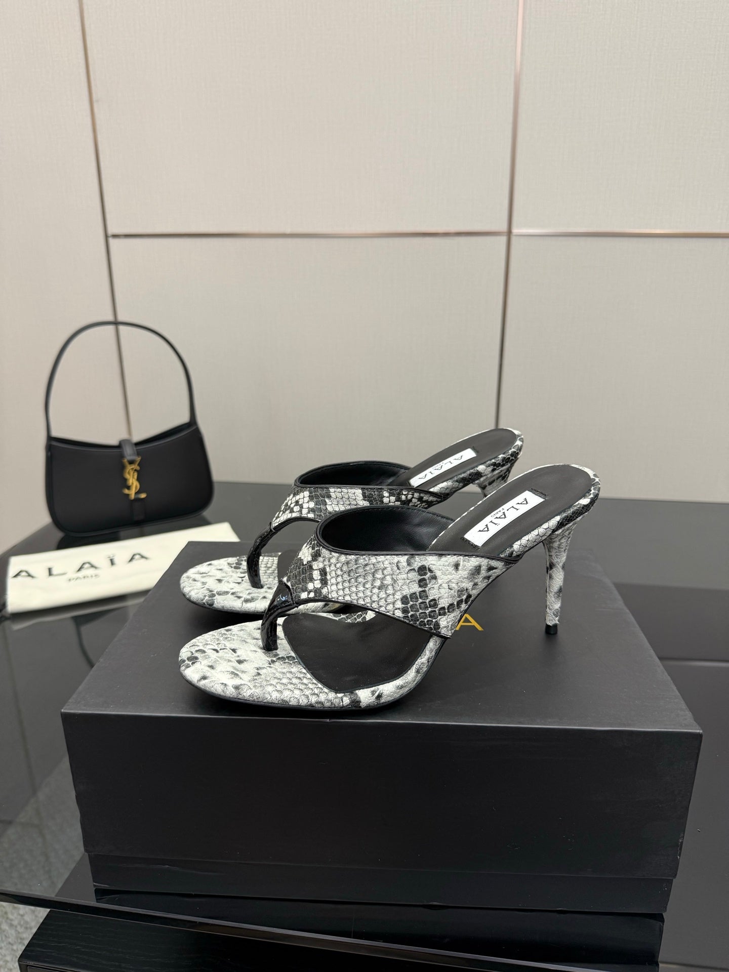 ALAIA HEELED THONG 25S IN WHITE AND BLACK LAMBSKIN SNAKE-EMBOSSED