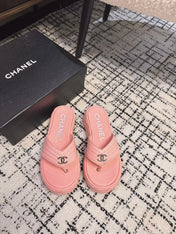 THICK-SOLED THONG SLIPPERS IN BRIGHT PINK CALFSKIN