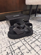 THICK-SOLED THONG SANDAL IN BLACK DENIM