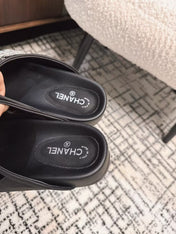 FLAT MULES IN BLACK CALFSKIN