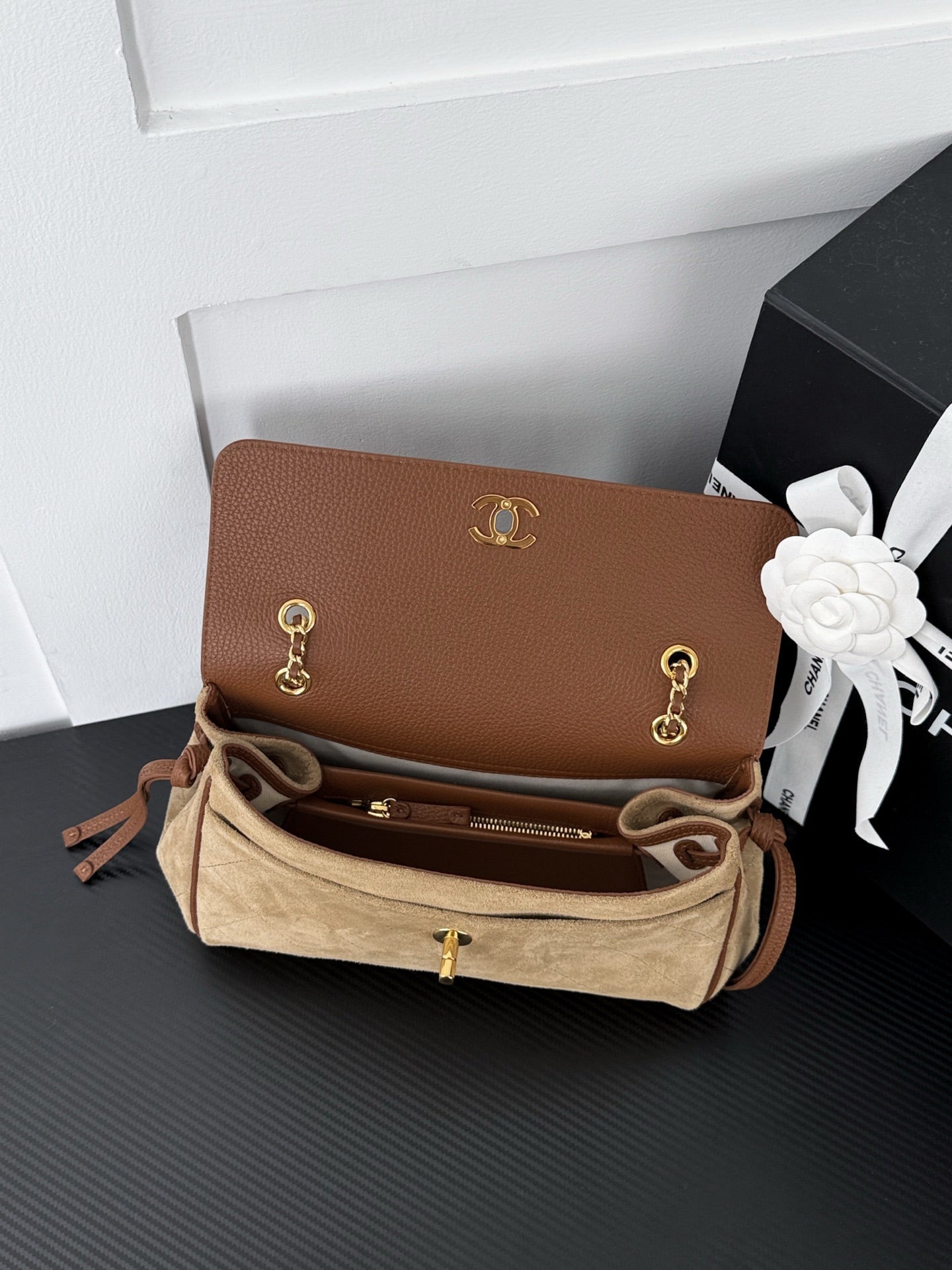 CHANEL 26S SHOULDER BAG 29 IN BROWN CALFSKIN AND BEIGE SUEDE