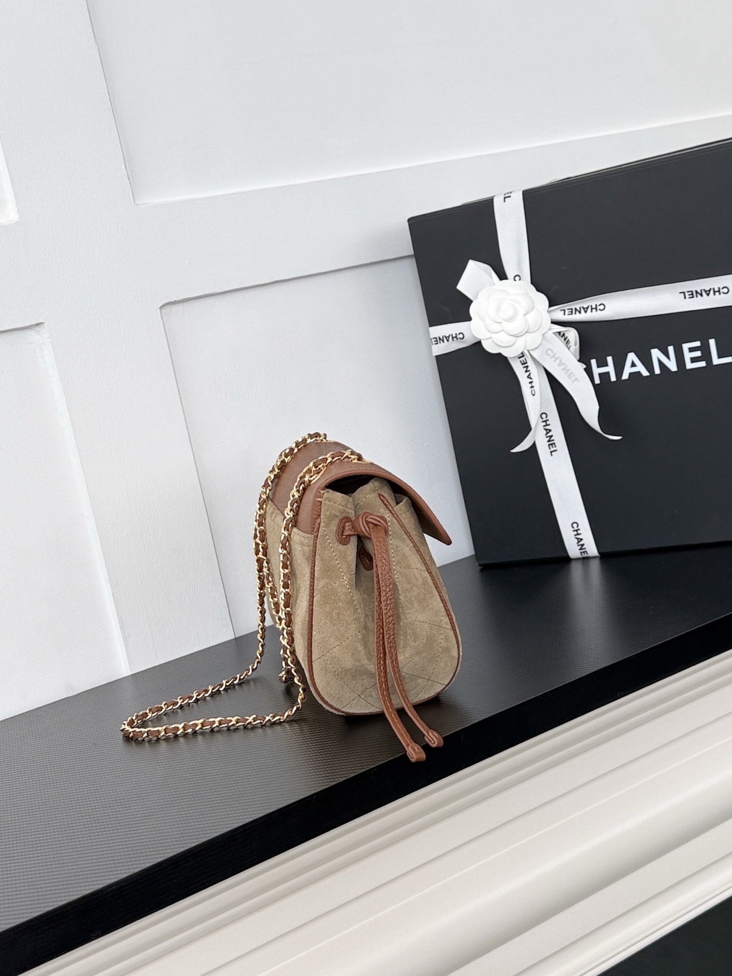CHANEL 26S SHOULDER BAG 29 IN BROWN CALFSKIN AND BEIGE SUEDE