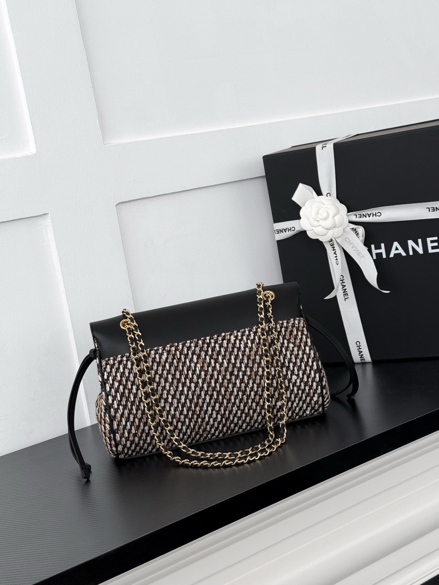 CHANEL 26S SHOULDER BAG 29 IN BLACK CALFSKIN AND PATTERNED TWEED