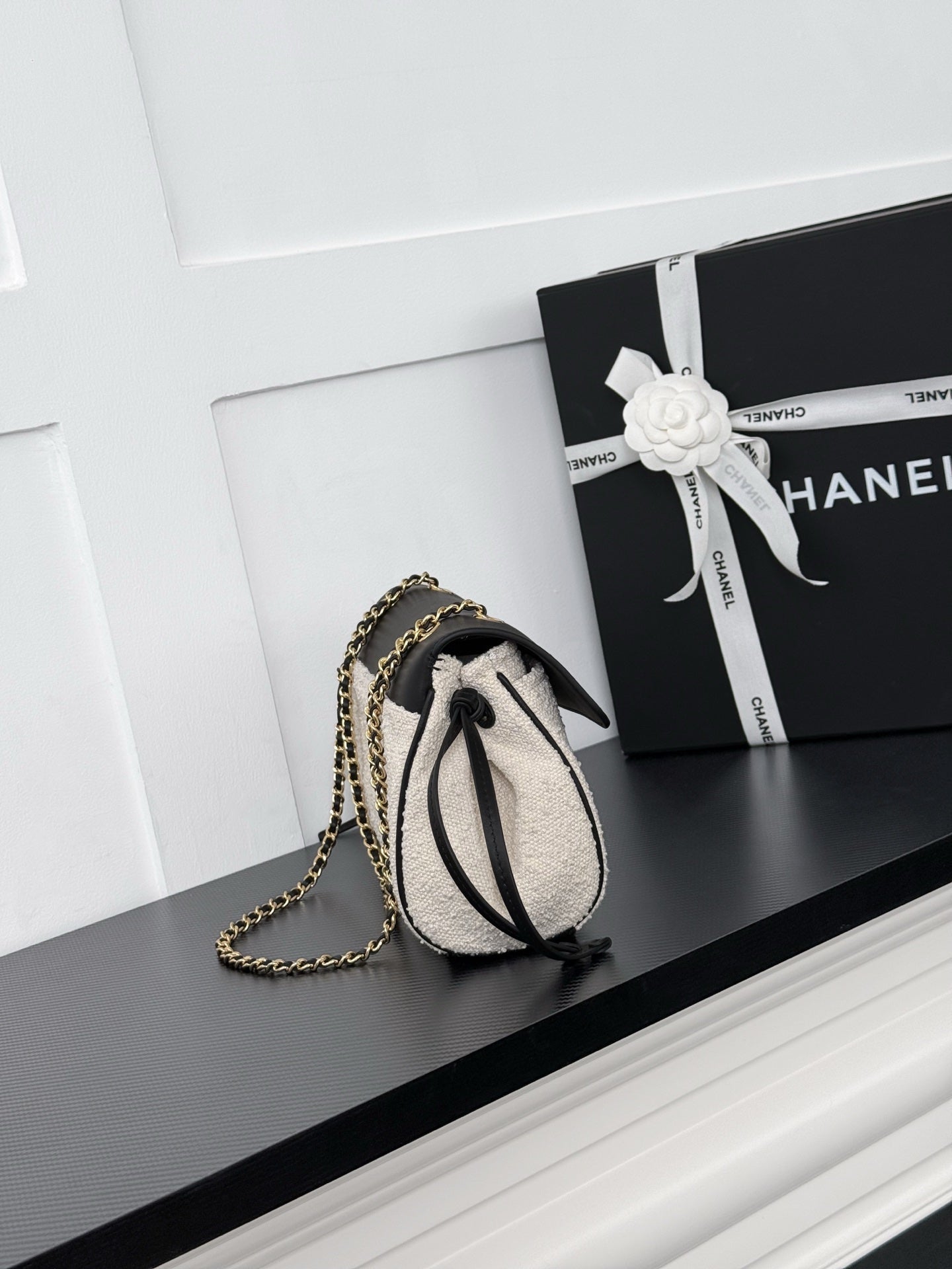 CHANEL 26S SHOULDER BAG 29 IN BLACK CALFSKIN AND LIGHT BEIGE FUZZY TWEED
