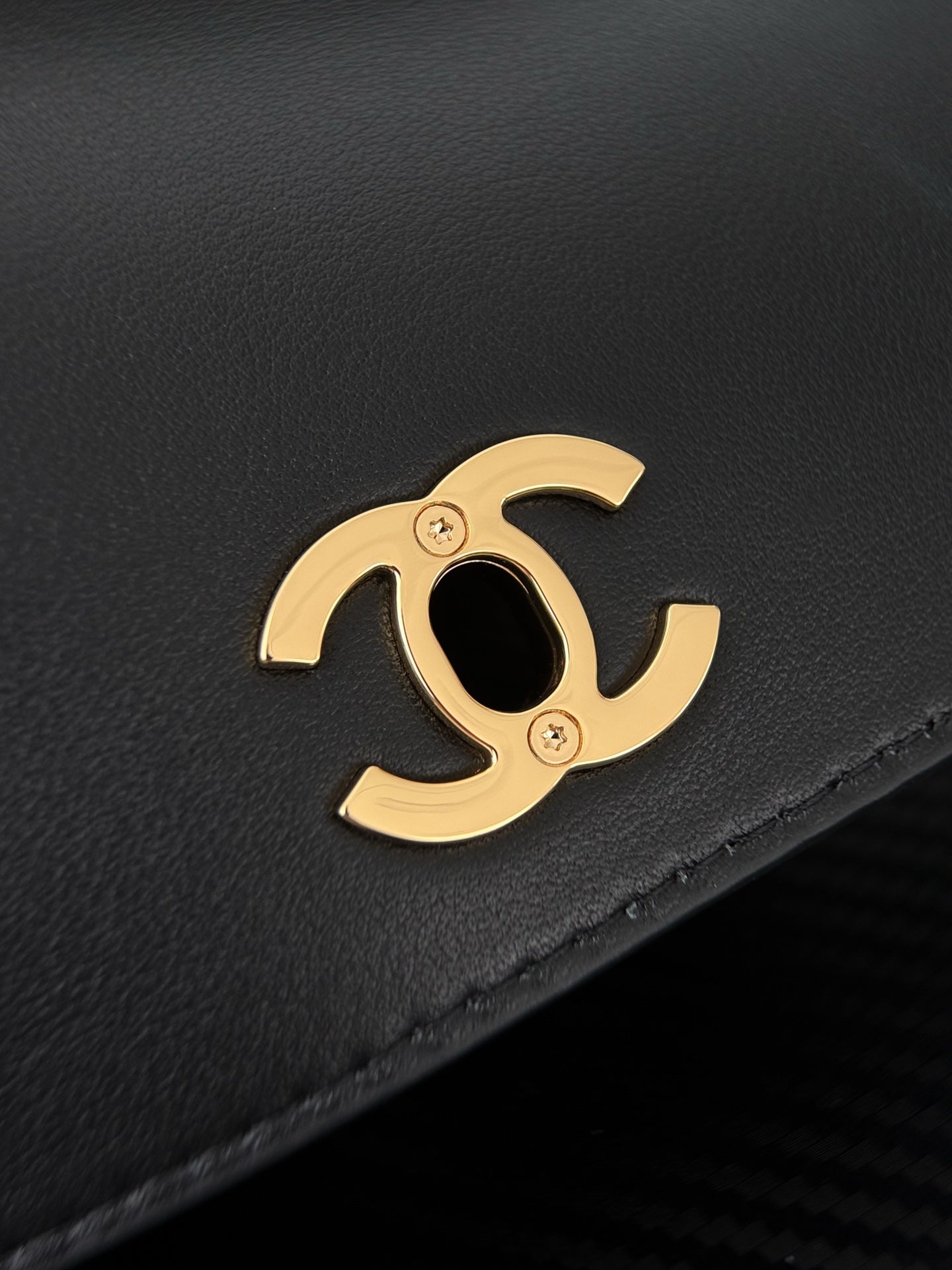CHANEL 26S SHOULDER BAG 29 IN BLACK CALFSKIN AND LIGHT BEIGE FUZZY TWEED