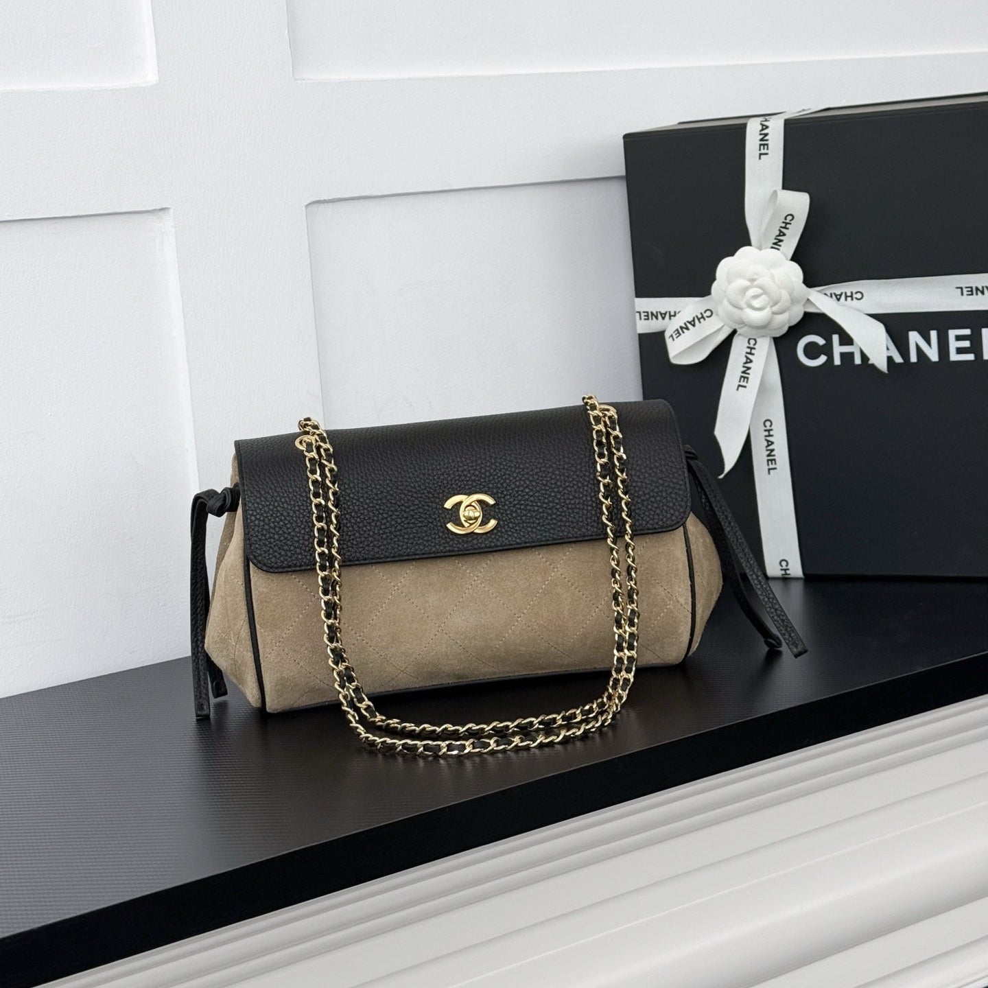 CHANEL 26S SHOULDER BAG 29 IN BLACK GRAINED CALFSKIN AND BEIGE SUEDE