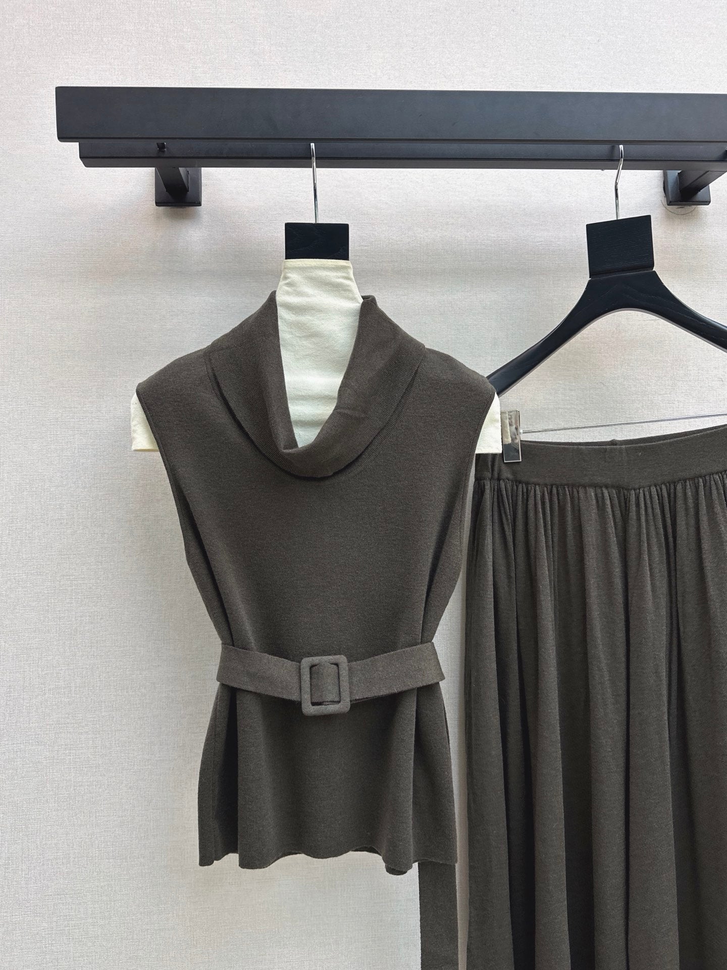 HERMES 26S SLEEVELESS TOP AND STRAIGHT-LEG TROUSERS SET 752