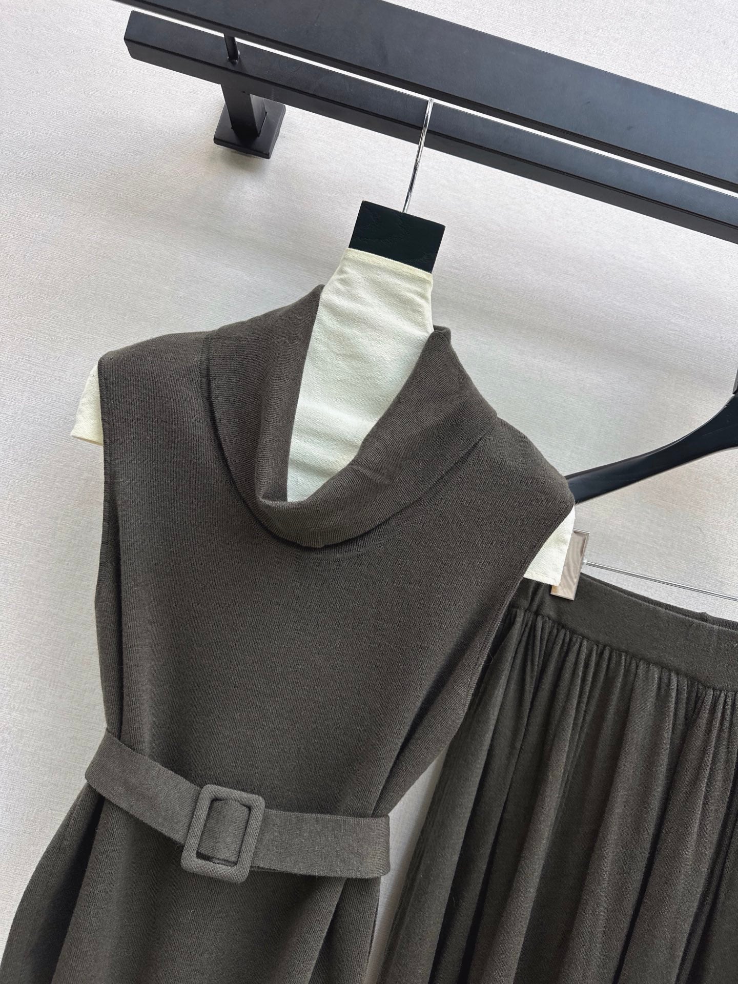 HERMES 26S SLEEVELESS TOP AND STRAIGHT-LEG TROUSERS SET 752