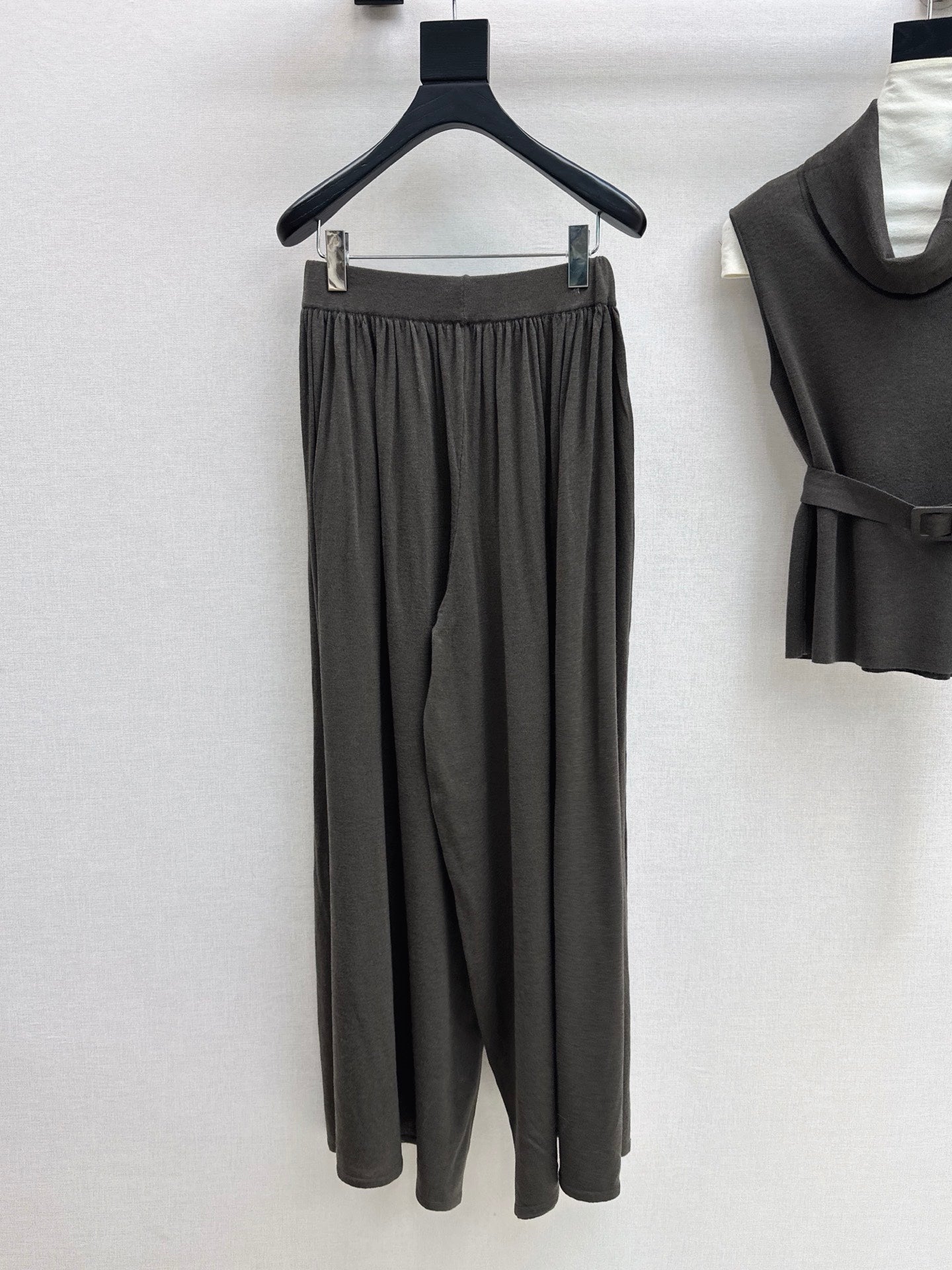 HERMES 26S SLEEVELESS TOP AND STRAIGHT-LEG TROUSERS SET 752