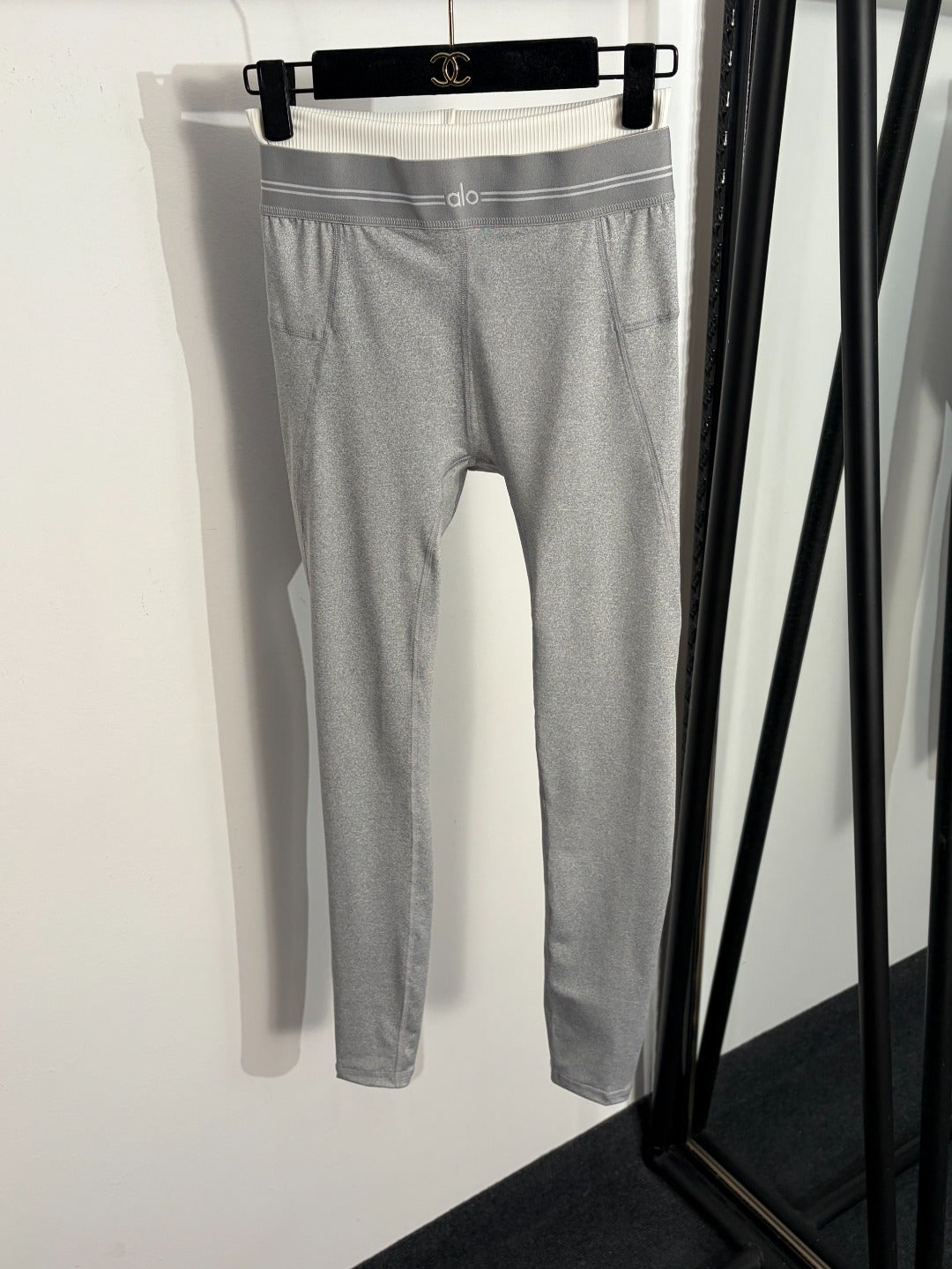 ALO 26S LAYERED SPORTS BRA & HIGH-WAIST LEGGINGS SET 259