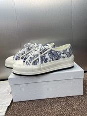 DIOR 25S WALK'N' SNEAKER IN BLUE TOILE DE JOUY EMBROIDERED COTTON
