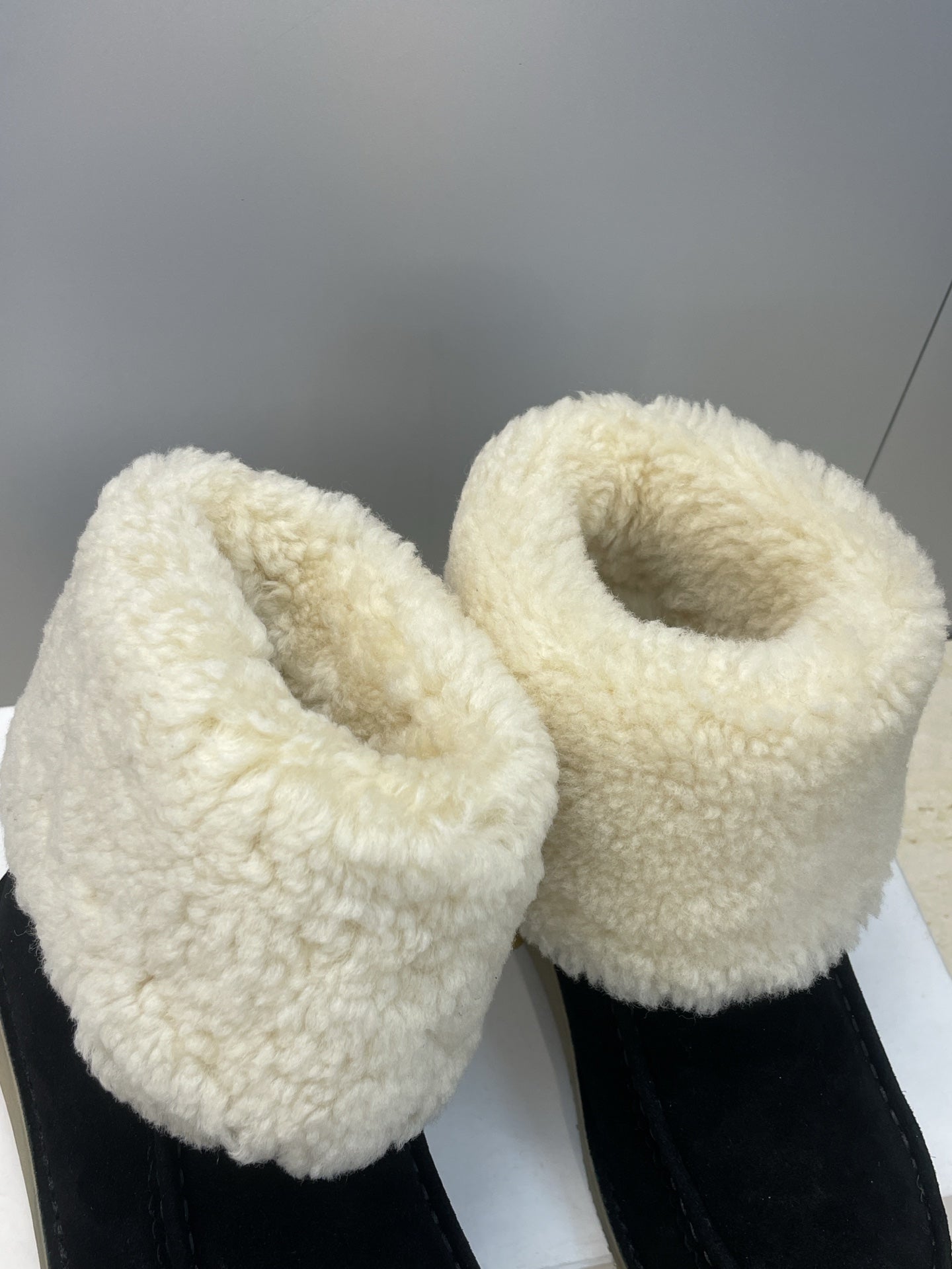 CHLOÉ 26S SHEARLING BOOTS IN BLACK SUEDE
