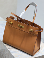 MANHATTAN SHOPPING BAG 40 IN TAWNY BROWN SMOOTH LAMBSKIN GOLD BUCKLE