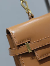 MANHATTAN HANDBAG 32 IN CINNAMON BROWN CALFSKIN GOLD HARDWARE
