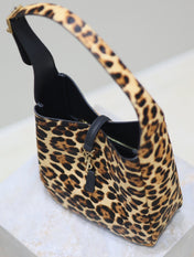 LE 5 À 7 SMALL SUPPLE 23 IN LEOPARD PRINT CALFSKIN