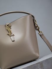 YSL 25S LE 37 BUCKET 20 IN BEIGE CALFSKIN GOLD HARDWARE