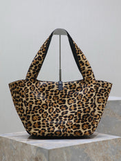 LE 5 À 7 BEA TOTE BAG 50 IN LEOPARD PRINT LEATHER GOLD LOGO
