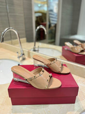ROCKSTUD MULE SANDALS WITH TRANSPARENT HEEL IN SAND BROWN CALFSKIN