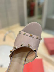 ROCKSTUD MULE SANDALS WITH TRANSPARENT HEEL IN CREPE PINK CALFSKIN