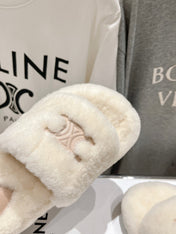 THICK-SOLED SLIPPER IN WHITE LAMB FUR