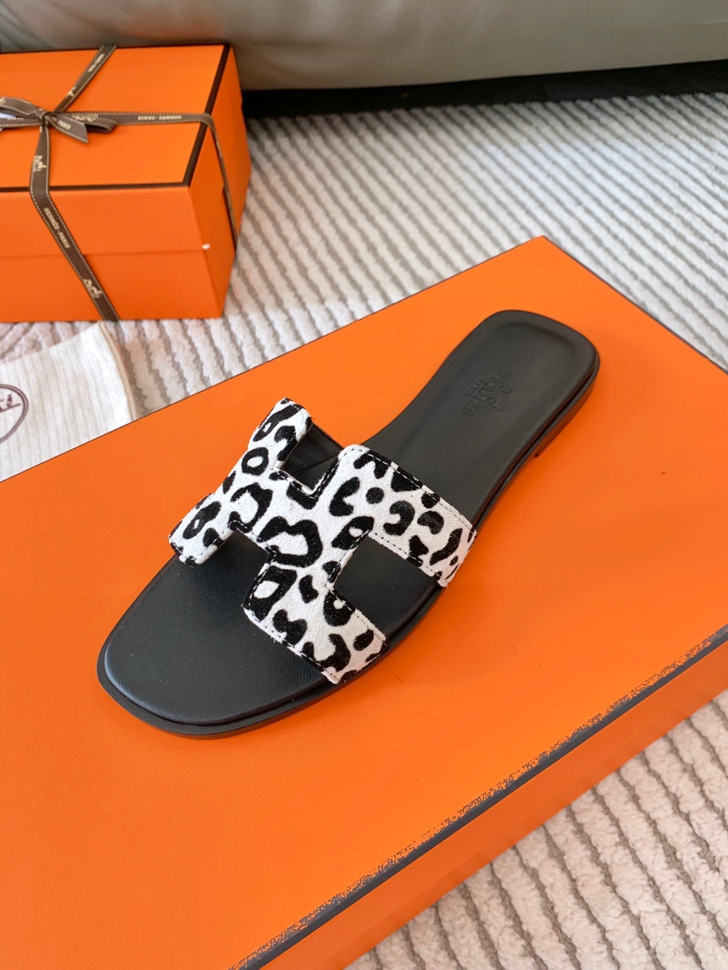 ORAN SANDAL IN BLACK MIX WHITE SUEDE