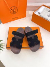 KOS CLOG IN BLACK SUEDE