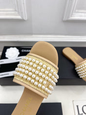 FLAT SLIDE IN FLAX YELLOW CALFSKIN WITH PEARLS