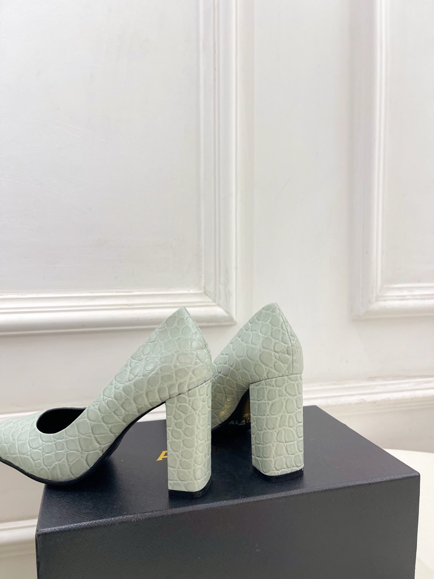 ALAIA 26S HIGH HEELS 95 MM IN SAGE GREEN CROCODILE-EMBOSSED CALFSKIN