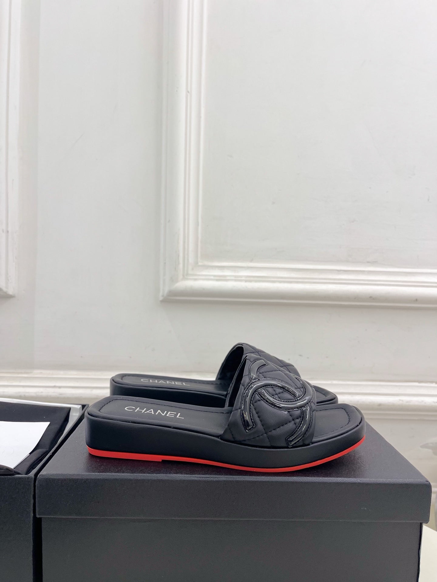 CHANEL 26S FLAT SLIDES IN BLACK LAMBSKIN WITH CC LOGO