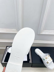 CHANEL 26S FLAT SANDALS IN WHITE LAMBSKIN CHARM-DECORATED