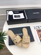 CHANEL 26S FLAT SANDALS IN BEIGE LAMBSKIN CHARM-DECORATED