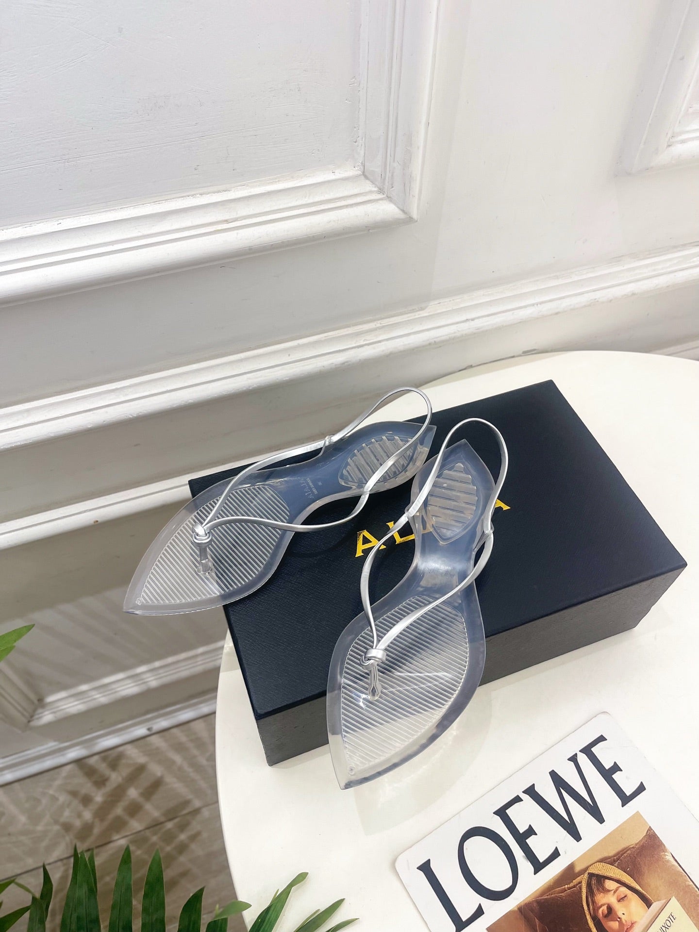 ALAIA 26S POINTED-TOE THONG SANDALS IN SILVER AND TRANSPARENT PVC