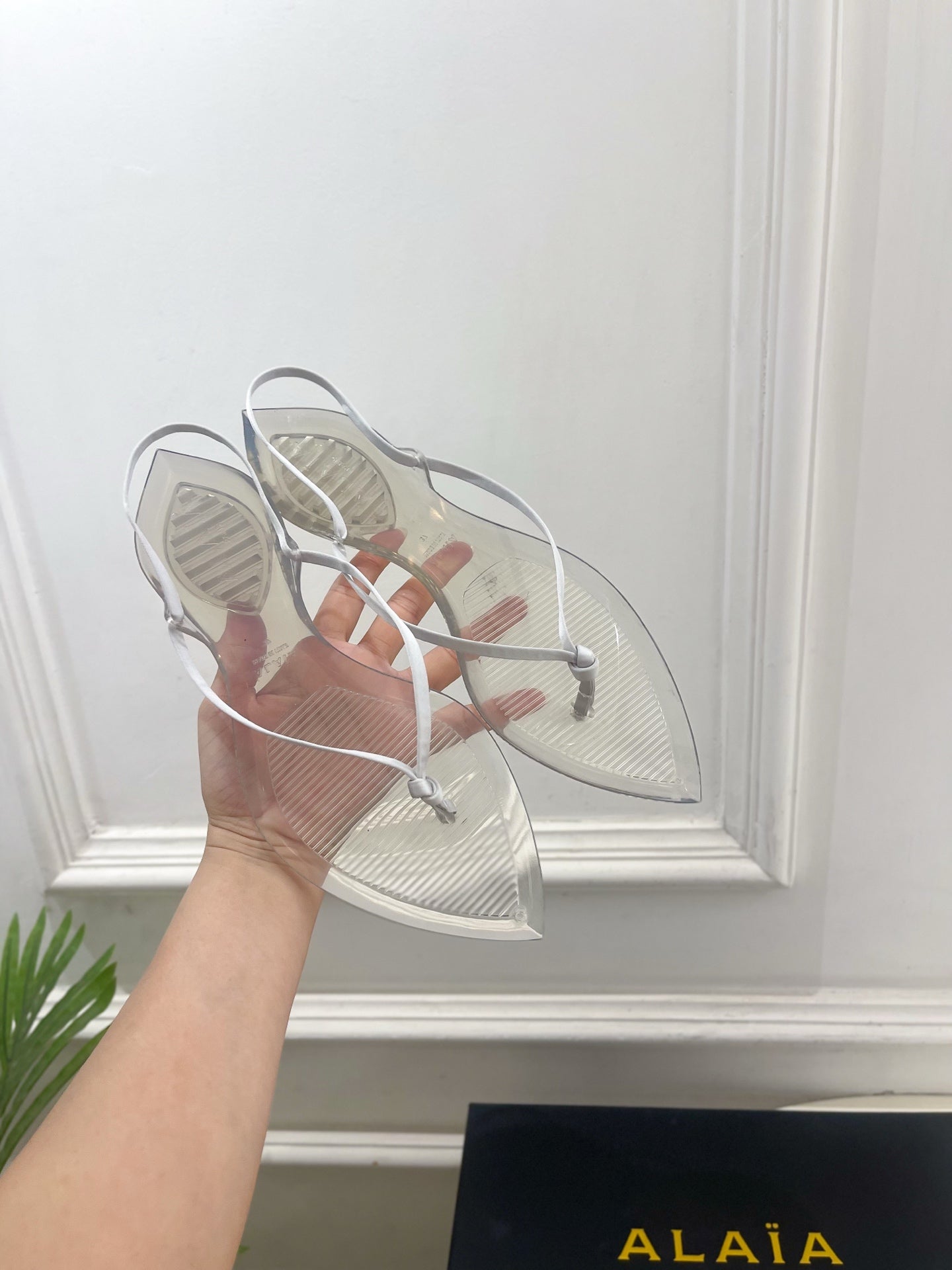 ALAIA 26S POINTED-TOE THONG SANDALS IN WHITE SATIN AND TRANSPARENT PVC