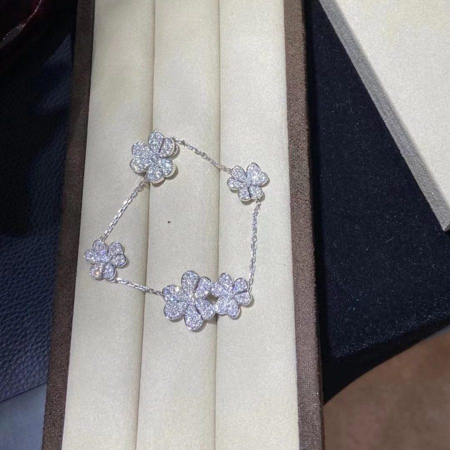 van-cleef-arpels-frivole-bracelet-5-flowers-white-gold-diamond-vcarp6l700-coral-2-900x900_a2422e94-7b81-4322-ba3e-7d350daabc14.jpg