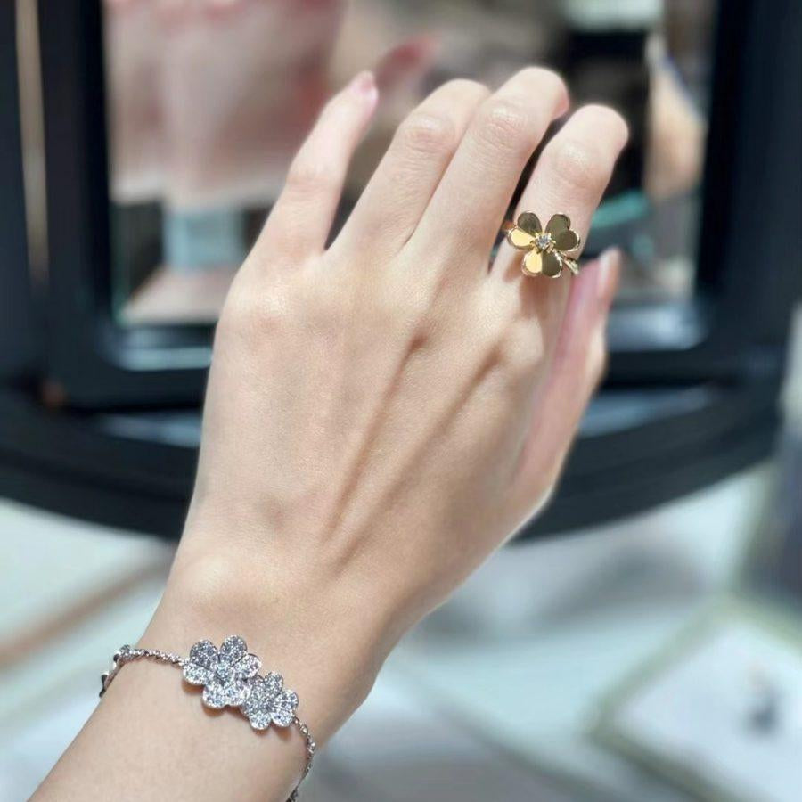 van-cleef-arpels-frivole-ring-1-flower-small-model-yellow-gold-vcarp2ds00-coral-12-900x901_d012ef3f-2e55-4be5-a94f-27978ad7c34b.jpg