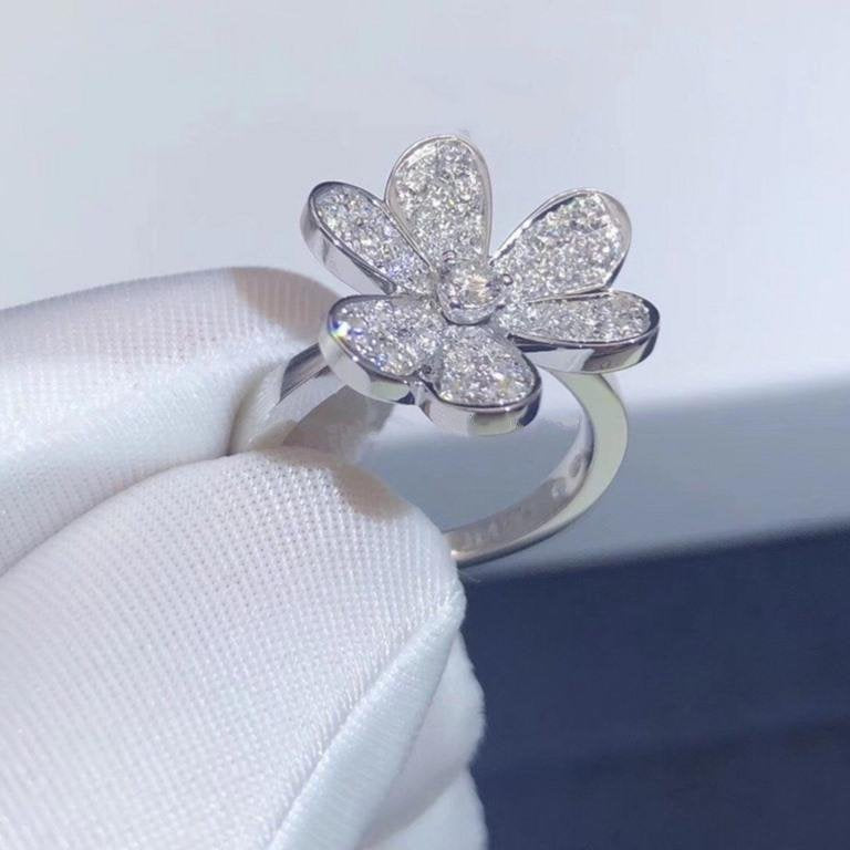 van-cleef-arpels-frivole-ring-1-flower-white-gold-diamond-vcard31600-coral-3_2abdd7eb-0c9d-4469-986b-d35380a0ca36.jpg