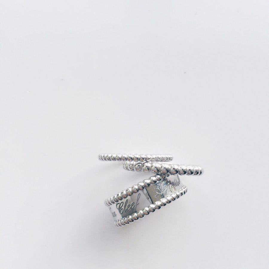 van-cleef-arpels-perlee-pearls-of-gold-ring-small-model-white-gold-vcarn31700-coral-2-900x900_4a3f5913-e8ed-444c-9f1f-005f43855563.jpg